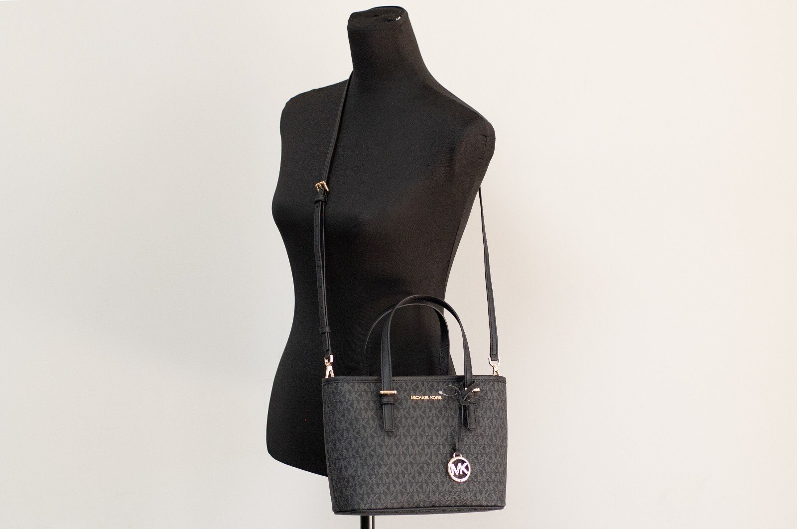 Michael kors juoda odinė moteriška rankinė su auksinėmis detalėmis - Image 2